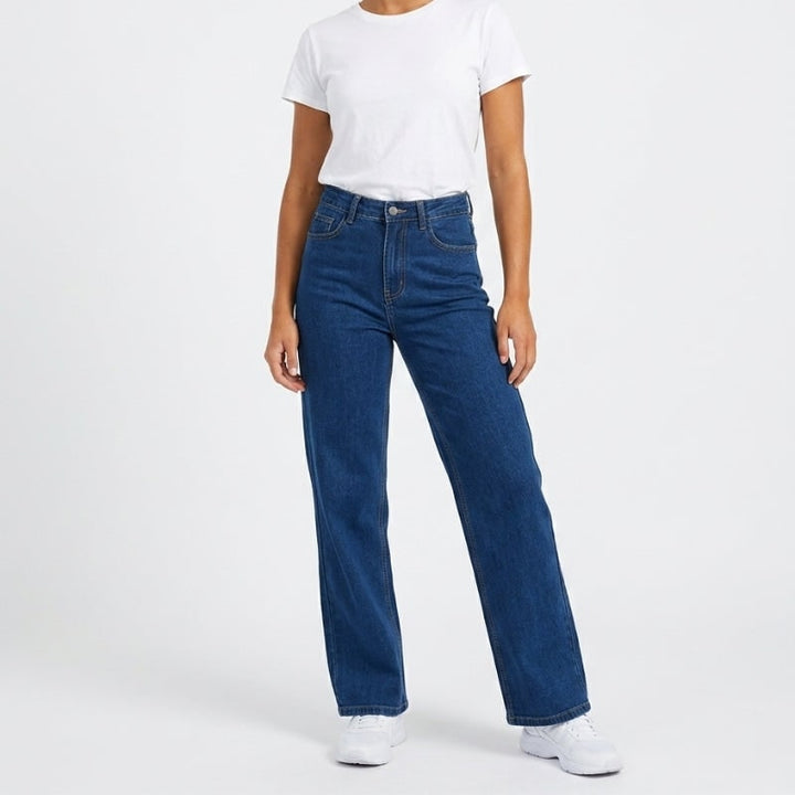 Moda femminile: jeans donna vita alta e gamba dritta. Vestibilità rilassata per comfort tutto il giorno e look moderno.