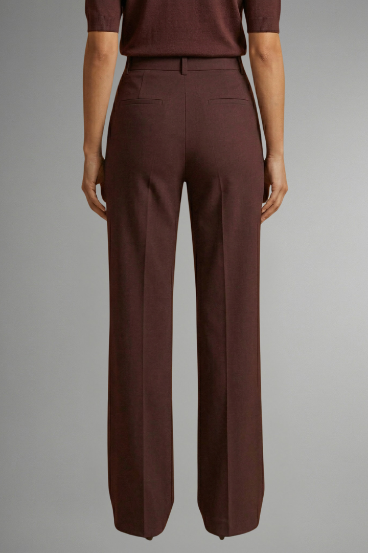Pantaloni donna vita alta con gamba larga, stile sartoriale per l'ufficio. Dettagli bottoni che aggiungono un tocco elegante.