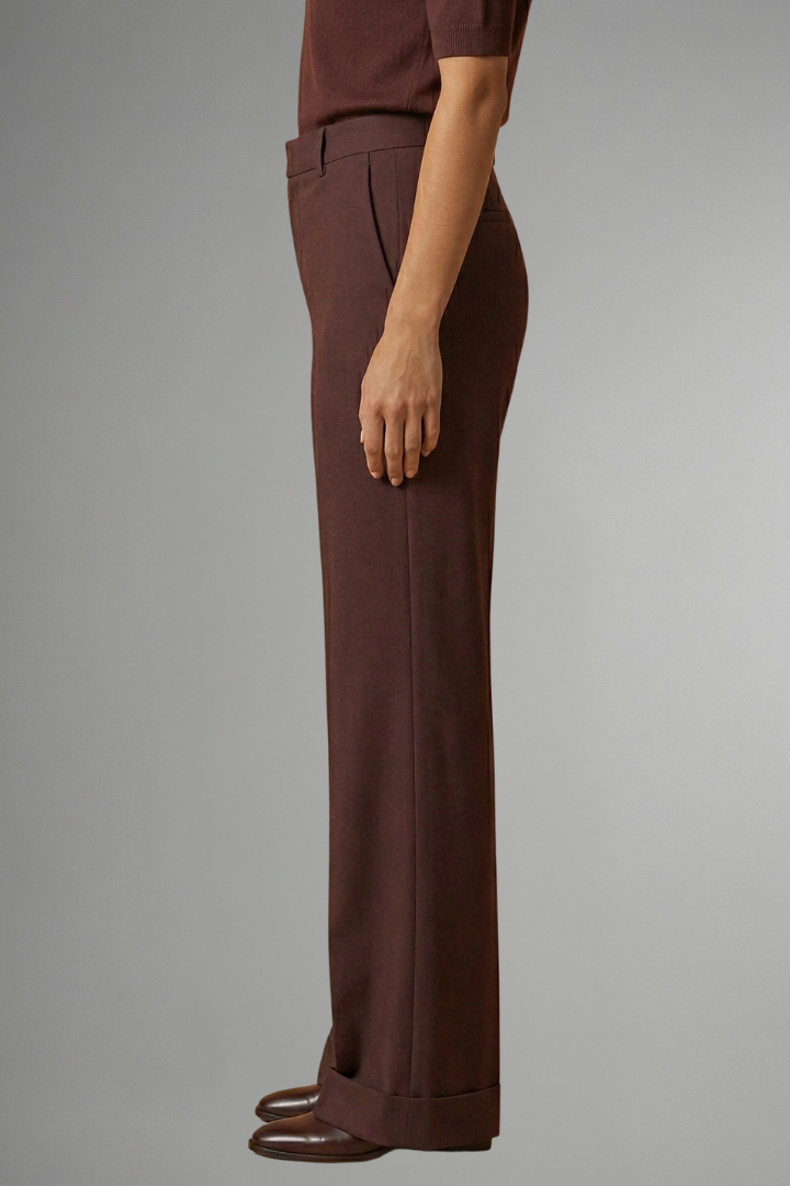 Pantaloni donna eleganti a vita alta, gamba larga. Tessuto sartoriale e bottoni ben visibili per look ufficio/casual.