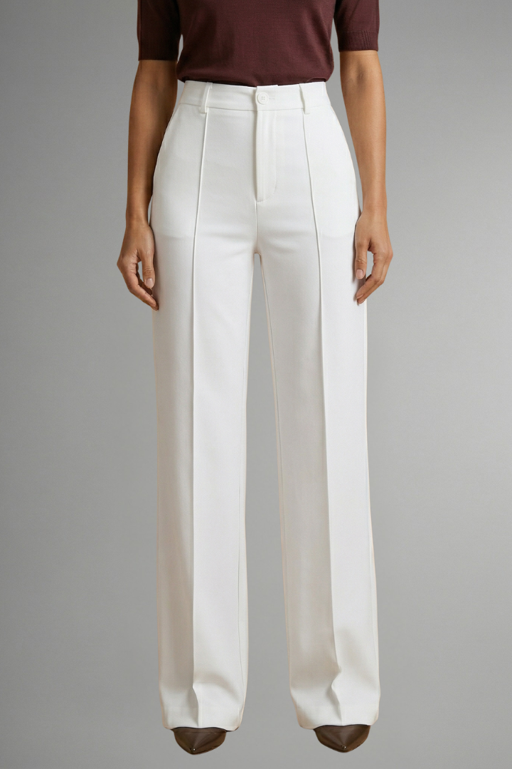 Pantaloni donna vita alta e gamba larga, vista laterale che esalta i bottoni e la linea sartoriale elegante.