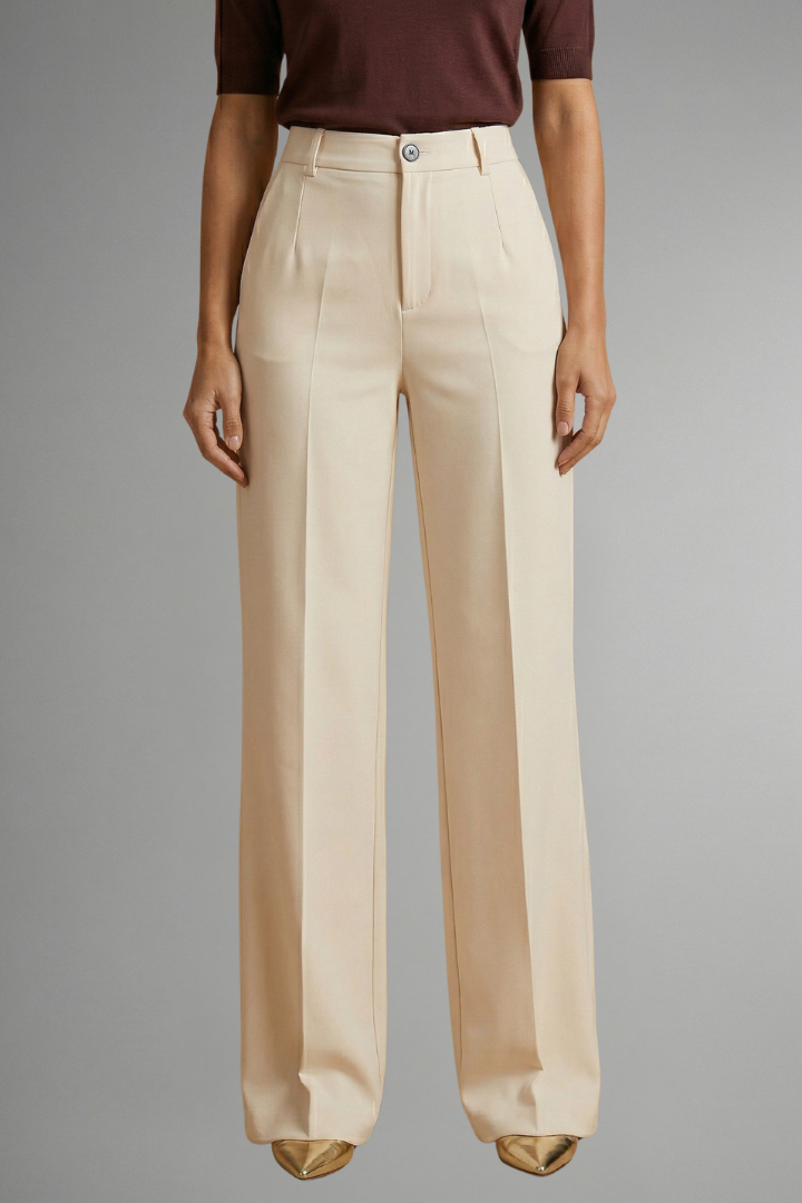 Modella indossa pantaloni donna eleganti vita alta, gamba larga. Stile moderno con bottoni, per ufficio o tempo libero.