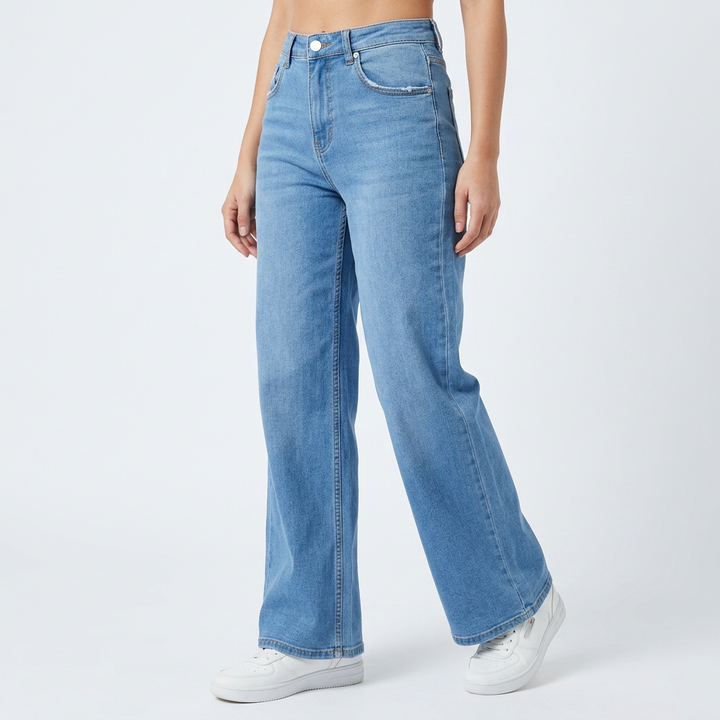 Jeans donna a vita alta e gamba larga, lavaggio chiaro. Modello comodo a cinque tasche, perfetto per un look casual.