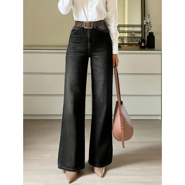 Jeans donna a vita alta e gamba larga, modello cinque tasche, perfetti per un look casual-chic versatile.