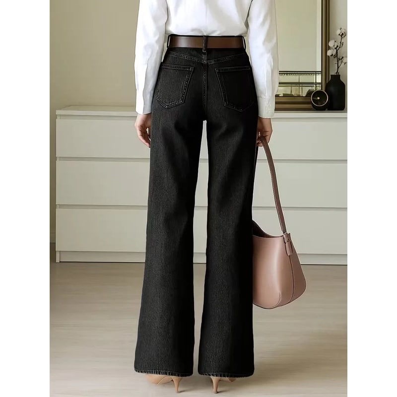 Jeans blu da donna a vita alta, con vestibilità a gamba larga, un capo essenziale per la moda femminile.