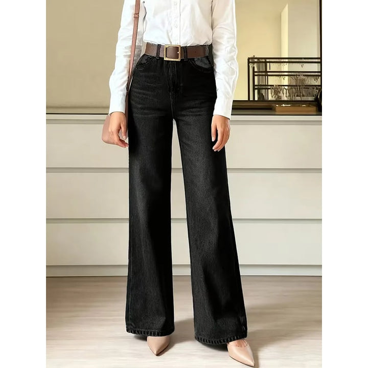 Pantaloni jeans donna vita alta, gamba larga e cinque tasche, un elemento chiave per lo stile autunno inverno.