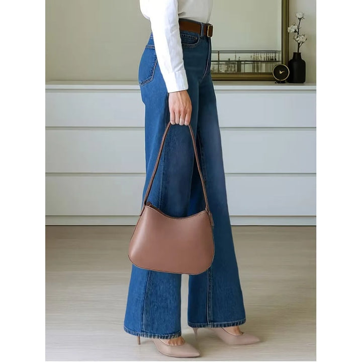 Modello jeans donna con vita alta e gamba larga, un capo d'abbigliamento versatile e di tendenza.