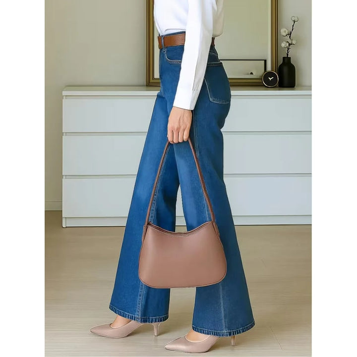 Jeans blu scuro donna, vita alta e gamba larga, ideali per uno stile moderno e confortevole.