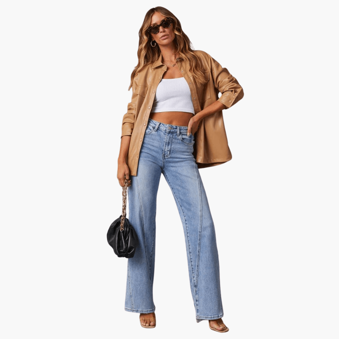 Jeans donna vita alta gamba larga, lavaggio chiaro, con eleganti cuciture frontali. Perfetti per un look casual-chic.