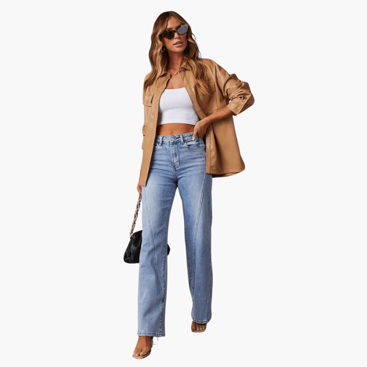 Jeans donna comodi, vita alta e gamba larga, lavaggio chiaro, con cuciture frontali. Ideali per look vintage o casual.