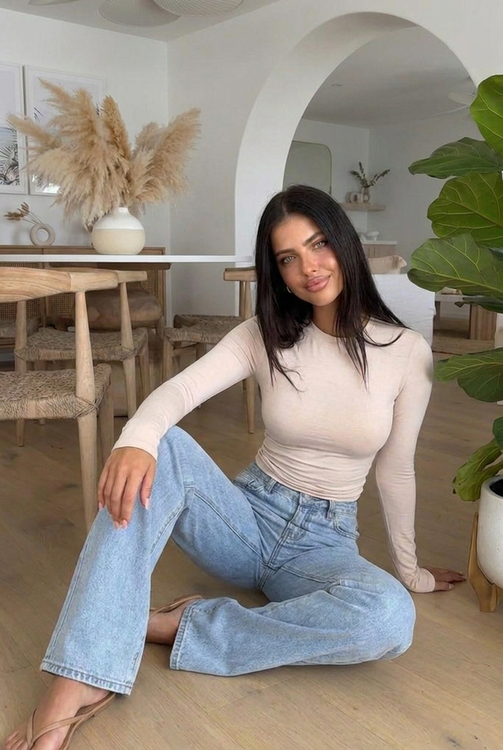 Jeans donna a vita alta con gamba larga e vestibilità rilassata, lavaggio chiaro. Perfetti per un look moderno.