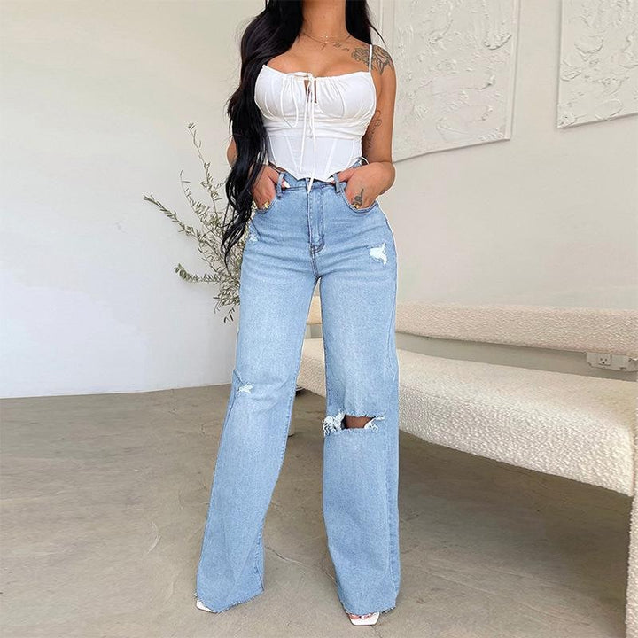 Eleganti jeans donna a vita alta, taglio gamba larga con strappi di tendenza e orlo vivo, perfetti per lo stile urbano.
