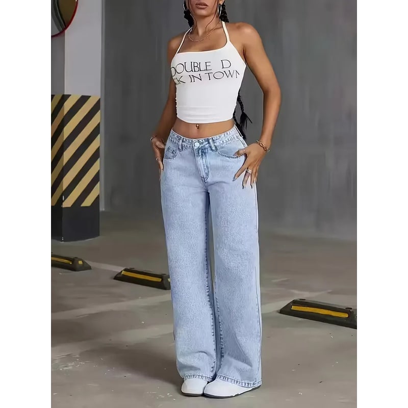 Pantalone jeans donna a vita alta, gamba ampia e comoda, ideale per un look trendy e rilassato.