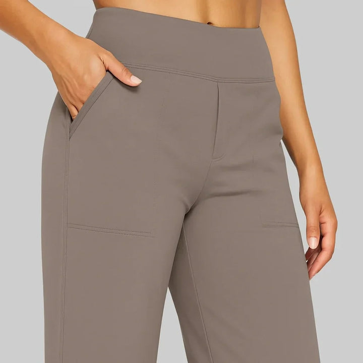 Pantaloni femminili a vita alta con gamba larga, stile casual elegante, con pratiche tasche laterali.
