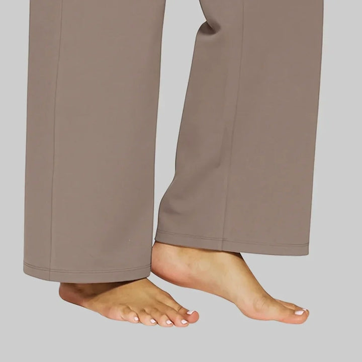 Pantaloni comodi donna a vita alta e gamba larga, ideali per un look versatile e moderno.