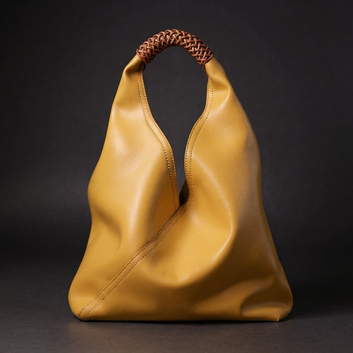 Borsa hobo da donna in pelle con tracolla e manico intrecciato, versatile accessorio per stile casual.