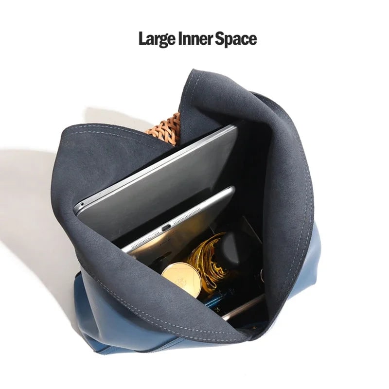 Borsa hobo da donna in pelle, con manico intrecciato e tracolla, l'accessorio perfetto per un tocco di eleganza.