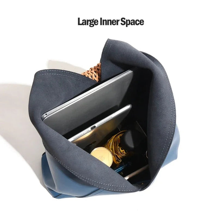 Borsa hobo da donna in pelle, con manico intrecciato e tracolla, l'accessorio perfetto per un tocco di eleganza.