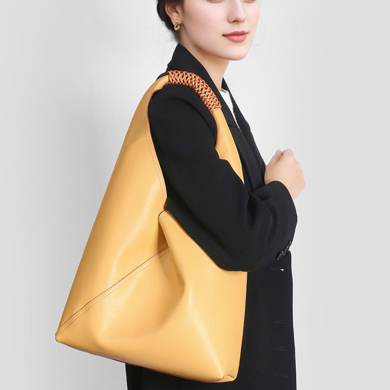Vista laterale della borsa hobo in pelle da donna, con design ampio e confortevole, accessorio per ogni giorno.