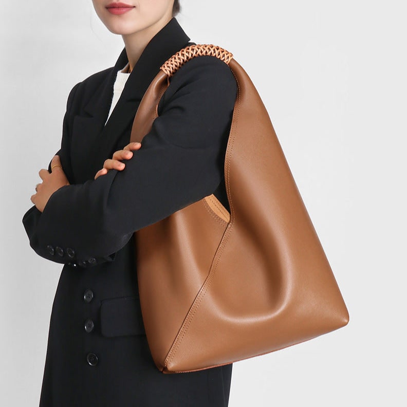 Borsa hobo da donna in pelle, con manico intrecciato e tracolla, accessorio elegante e pratico per la vita urbana.