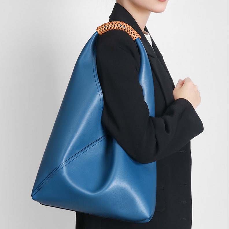 Interno spazioso della borsa hobo in pelle da donna, con scomparti utili per organizzare i tuoi essenziali.