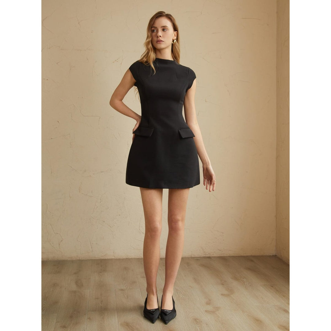 Mini abito donna elegante A-line con collo alto e maniche corte. Vestito versatile per occasioni formali.
