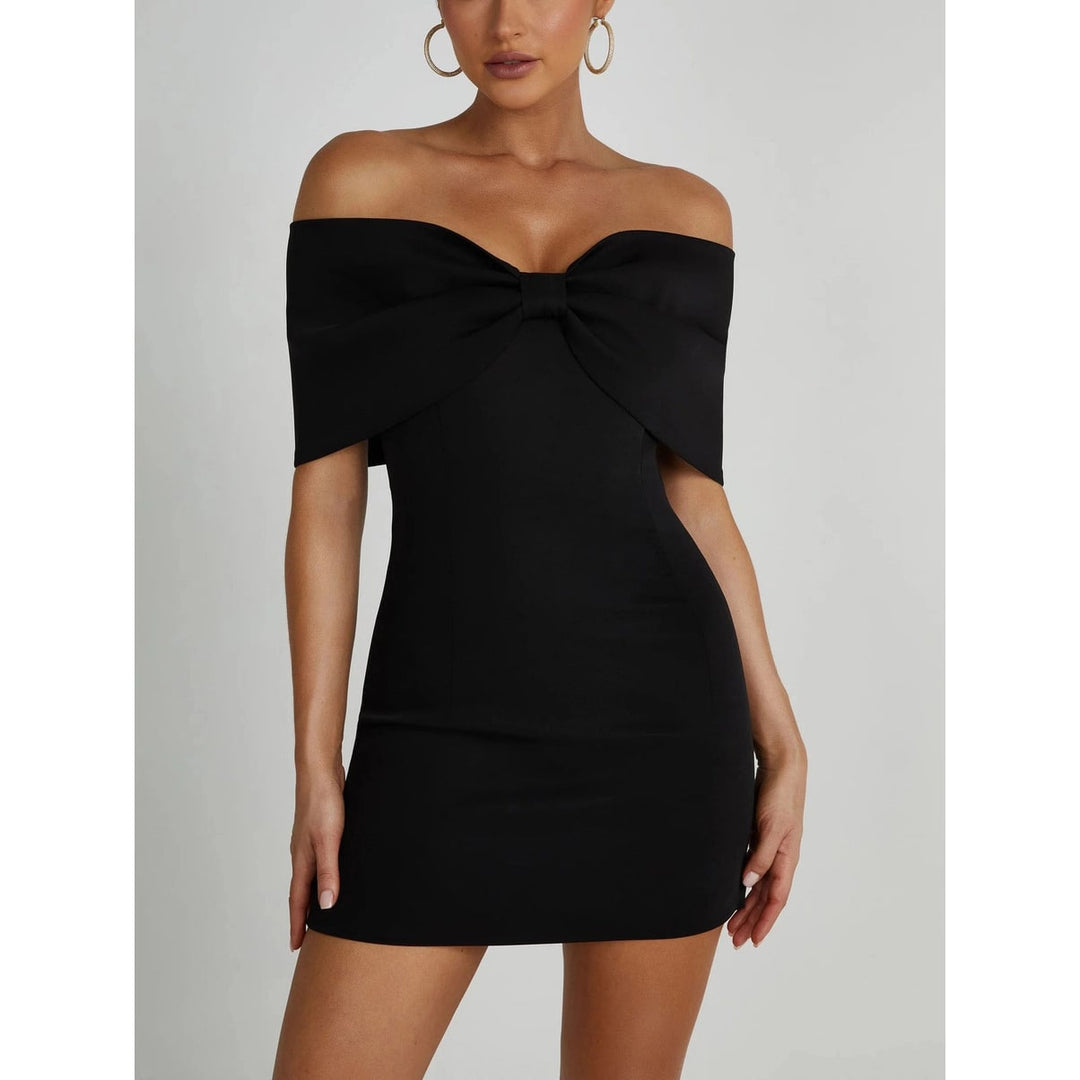 Mini abito elegante donna con scollo a spalle scoperte e dettaglio fiocco maxi, un vestito chic per eventi.