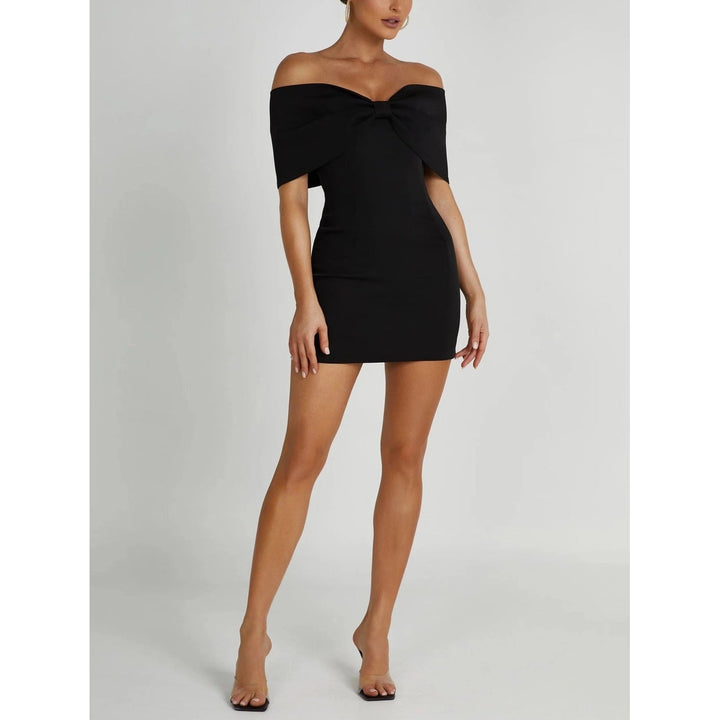 Vestito da sera bodycon donna, mini e chic, con spalle scoperte e fiocco maxi, valorizza la silhouette.