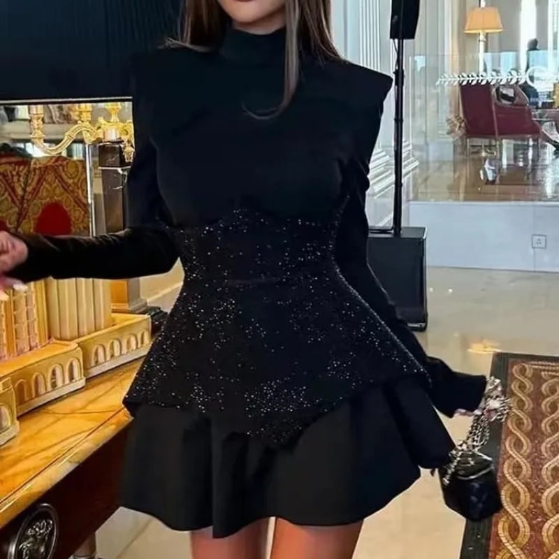 Mini abito da sera donna con corsetto scintillante e lustrini, ideale per eventi di primavera.
