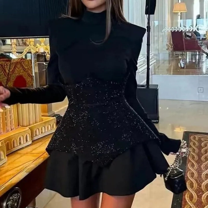 Mini abito da sera donna con corsetto scintillante e lustrini, ideale per eventi di primavera.