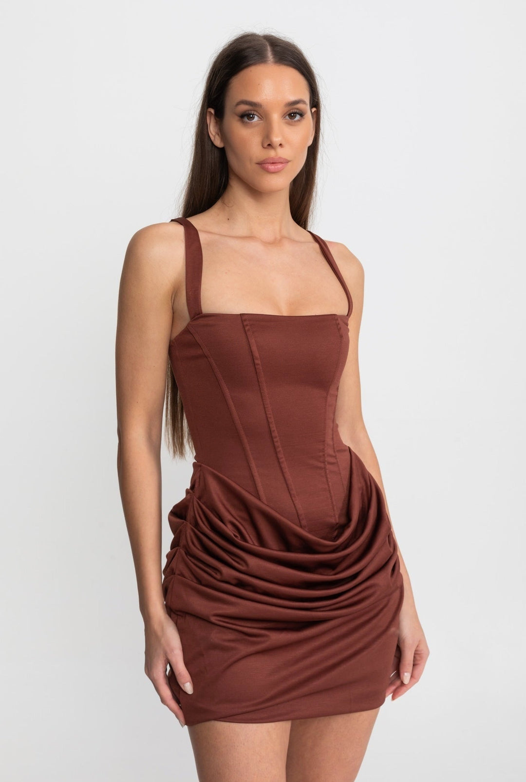 Mini abito da donna marrone con corsetto, scollo quadrato e gonna drappeggiata. Perfetto per serate eleganti e cocktail party.
