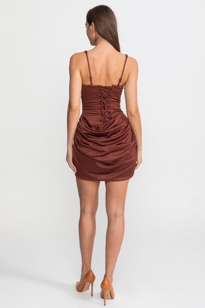 Elegante mini abito corsetto marrone da donna con scollo quadrato, gonna drappeggiata. Ideale per occasioni speciali, vestibilità aderente.