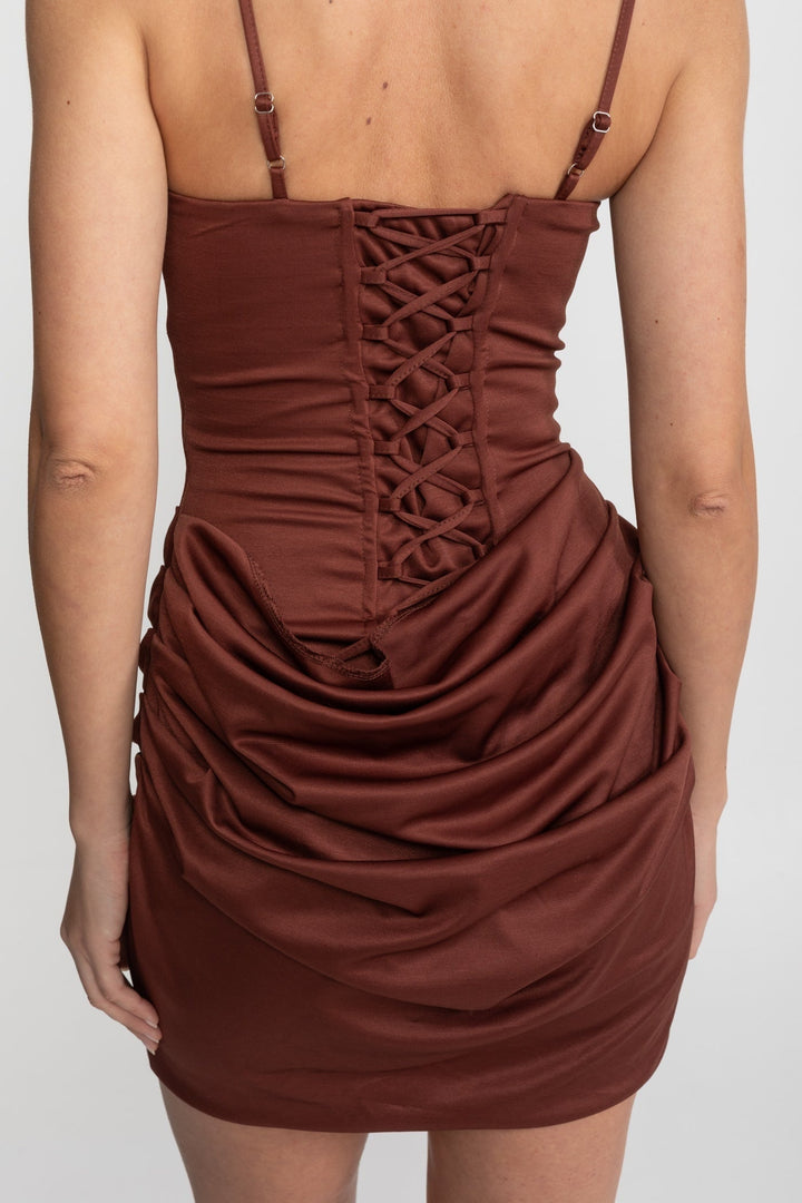 Mini abito da donna con corsetto e gonna drappeggiata marrone. Scollo quadrato, ideale per feste ed eventi speciali serali.