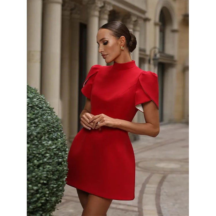 Mini vestito donna elegante con schiena scoperta, collo alto e fiocco; perfetto per feste e serate speciali.