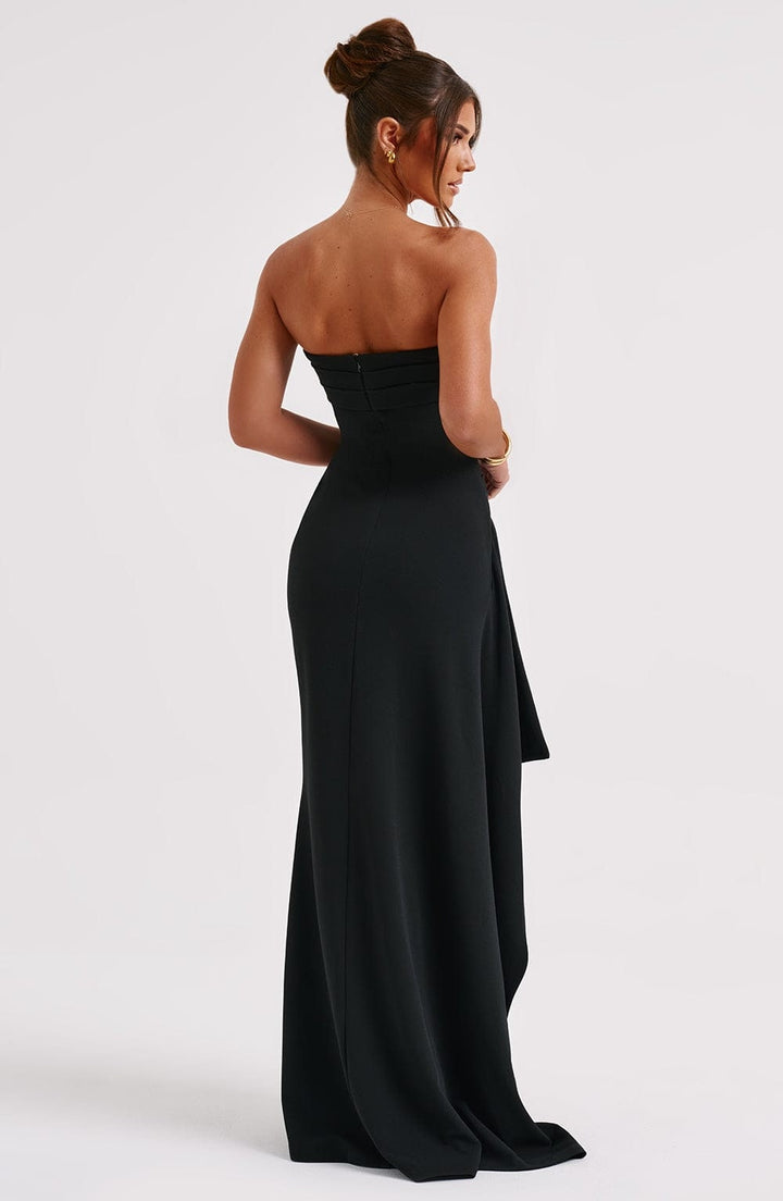 Vestito da sera maxi nero donna con scollo senza spalline e spacco per un look elegante da occasione speciale.