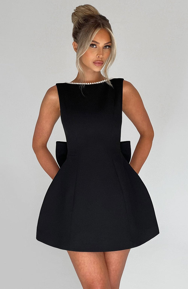 Elegante mini abito donna per gala, con fiocco strutturato, per un look autunnale raffinato.