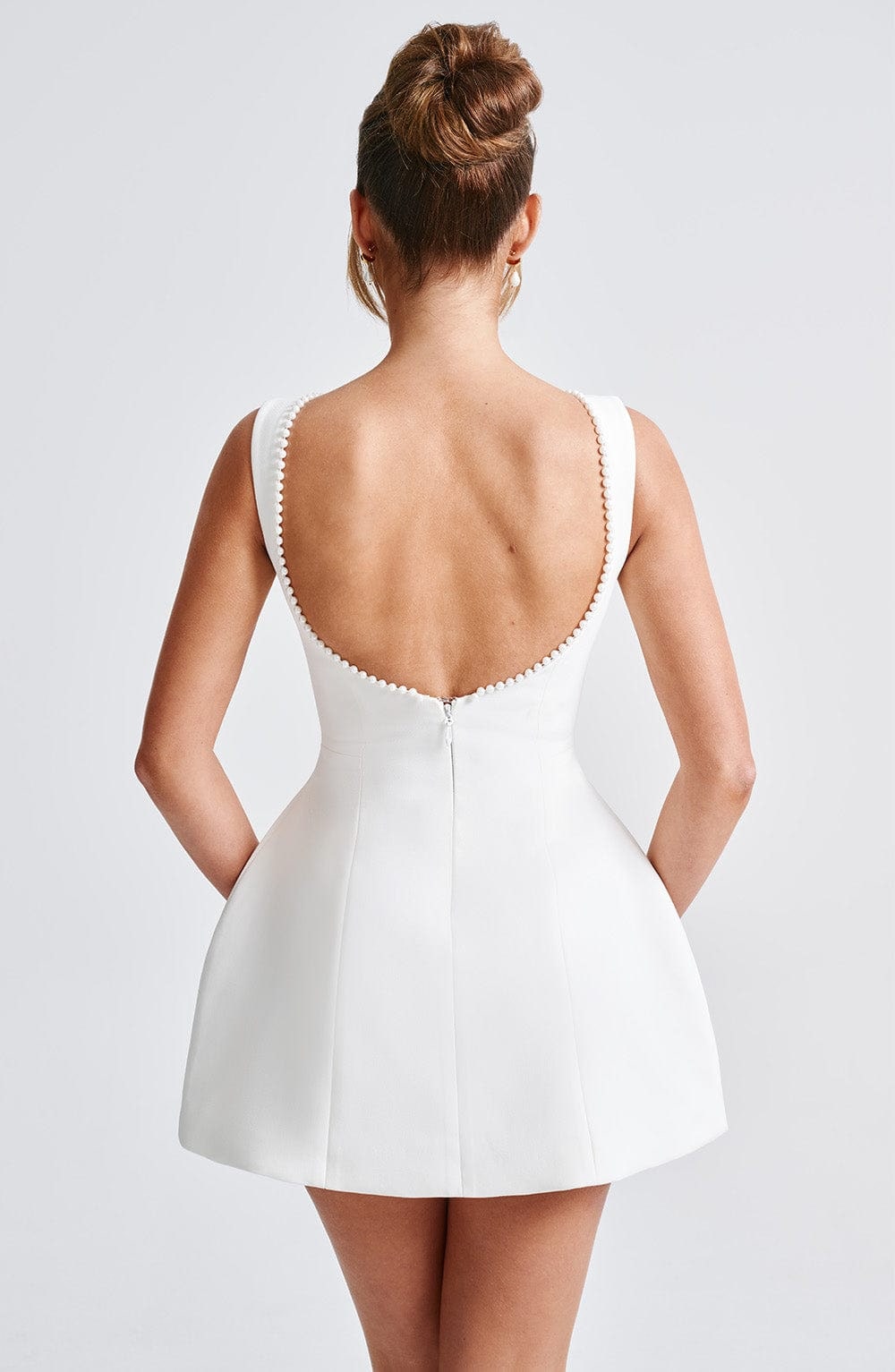 Mini abito senza maniche per cocktail, con fiocco, ideale per un look raffinato e moderno.