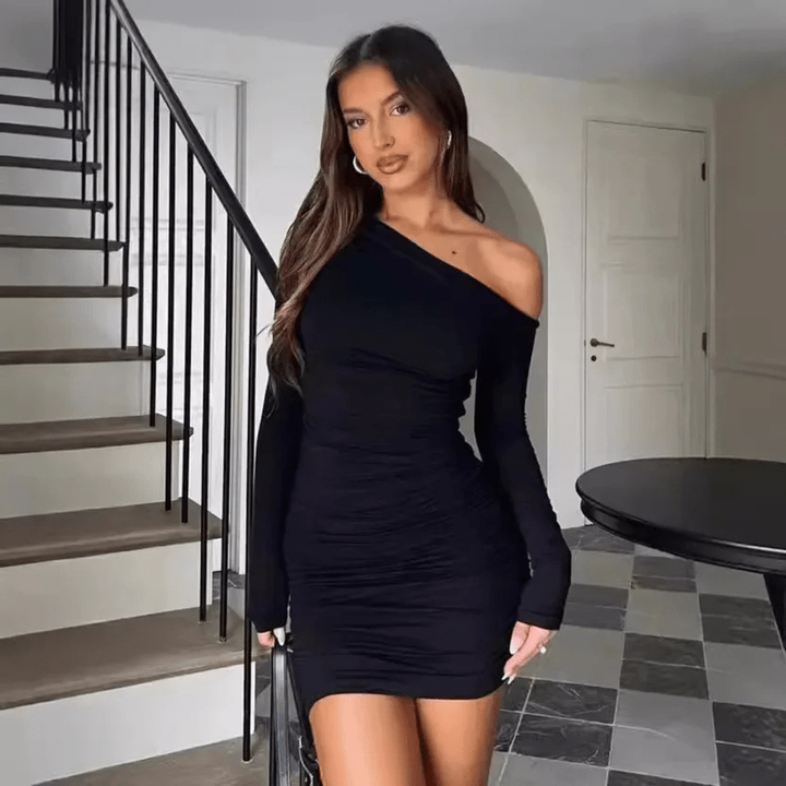 Elegante vestito donna bodycon a maniche lunghe con spalla scoperta e dettagli increspati. Perfetto abito da sera.