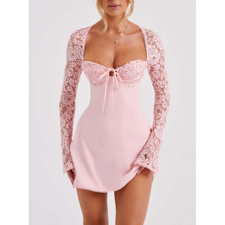 Mini abito donna elegante in pizzo con maniche lunghe, scollo a cuore e schiena a corsetto. Ideale per la sera.
