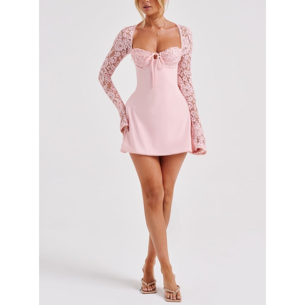 Mini abito da festa aderente con scollo a cuore, maniche lunghe in pizzo e schiena a corsetto. Vestito elegante.