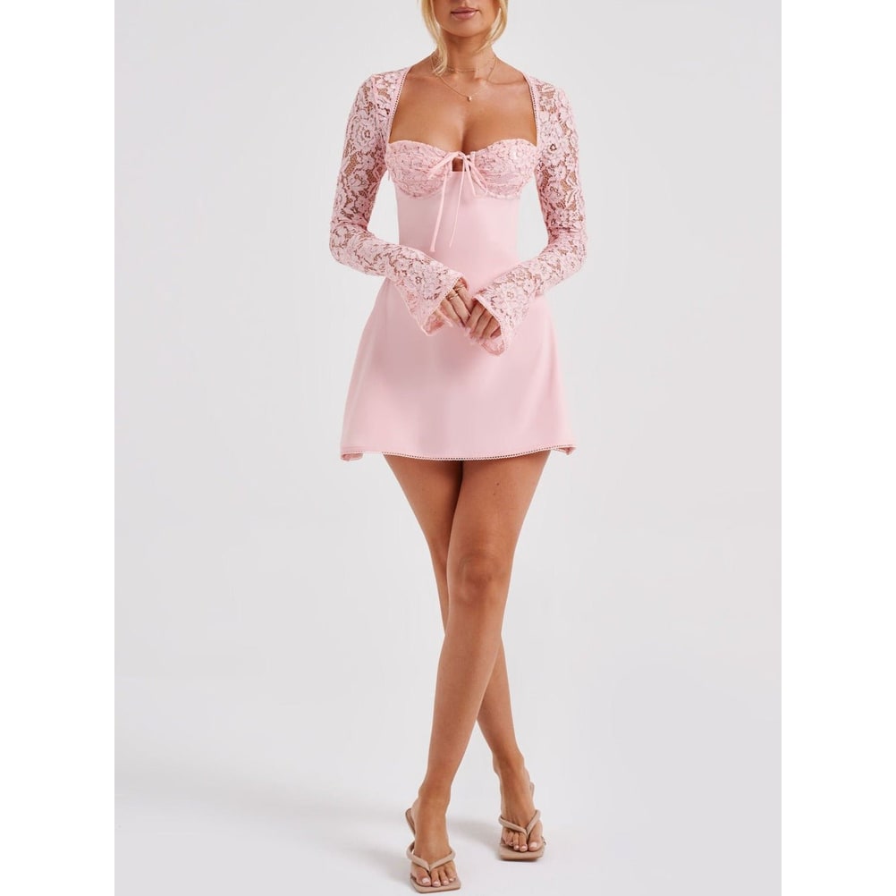 Mini abito in pizzo, maniche lunghe, scollo a cuore e schiena a corsetto. Vestito elegante stile cocktail.