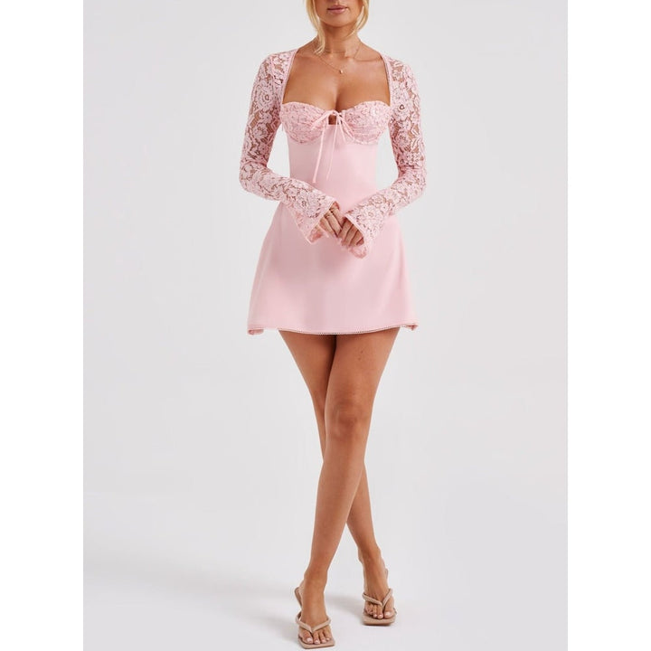 Mini abito in pizzo, maniche lunghe, scollo a cuore e schiena a corsetto. Vestito elegante stile cocktail.