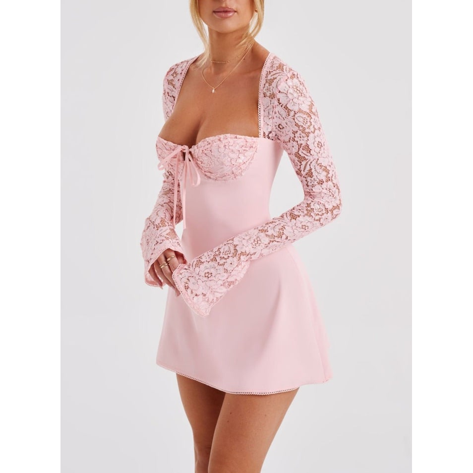 Vestito elegante da sera, mini abito aderente con scollo a cuore, maniche lunghe in pizzo e schiena a corsetto.