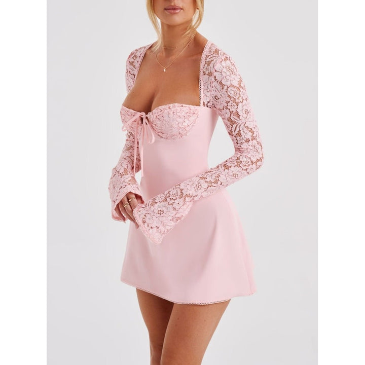 Vestito elegante da sera, mini abito aderente con scollo a cuore, maniche lunghe in pizzo e schiena a corsetto.