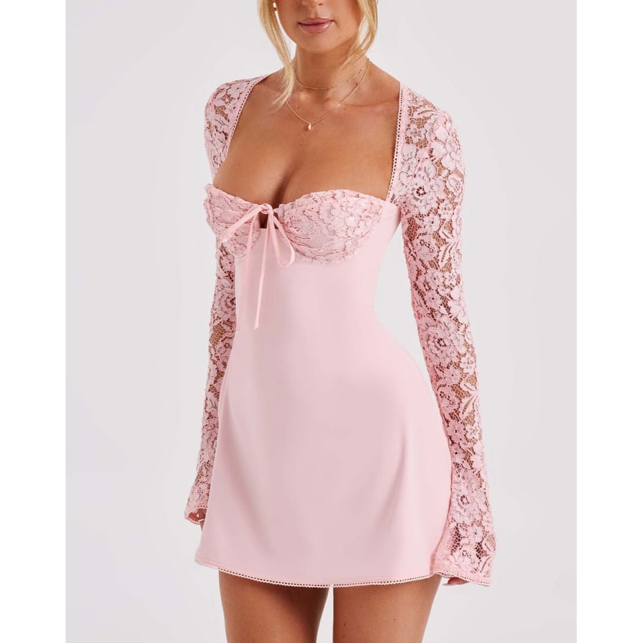 Mini abito aderente perfetto per cocktail, con scollo a cuore, pizzo su maniche lunghe e schiena a corsetto.