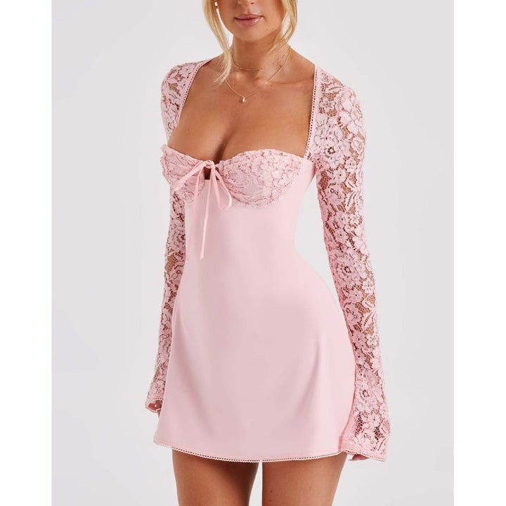 Mini abito aderente perfetto per cocktail, con scollo a cuore, pizzo su maniche lunghe e schiena a corsetto.