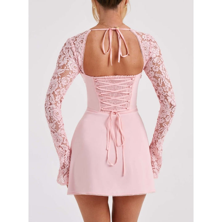 Mini vestito donna con scollo a cuore, maniche lunghe in pizzo, schiena a corsetto. Perfetto per occasioni speciali.