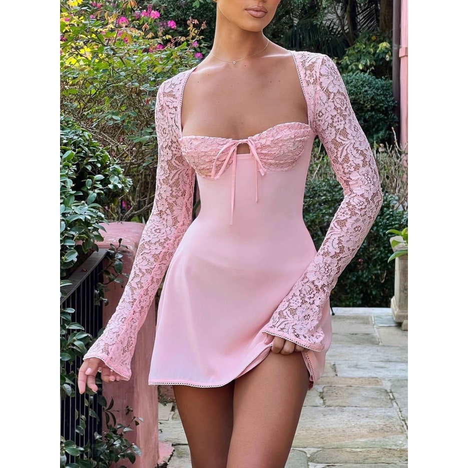 Mini abito chic da sera o festa in pizzo con maniche lunghe, scollo a cuore e corsetto posteriore. Stile aderente.