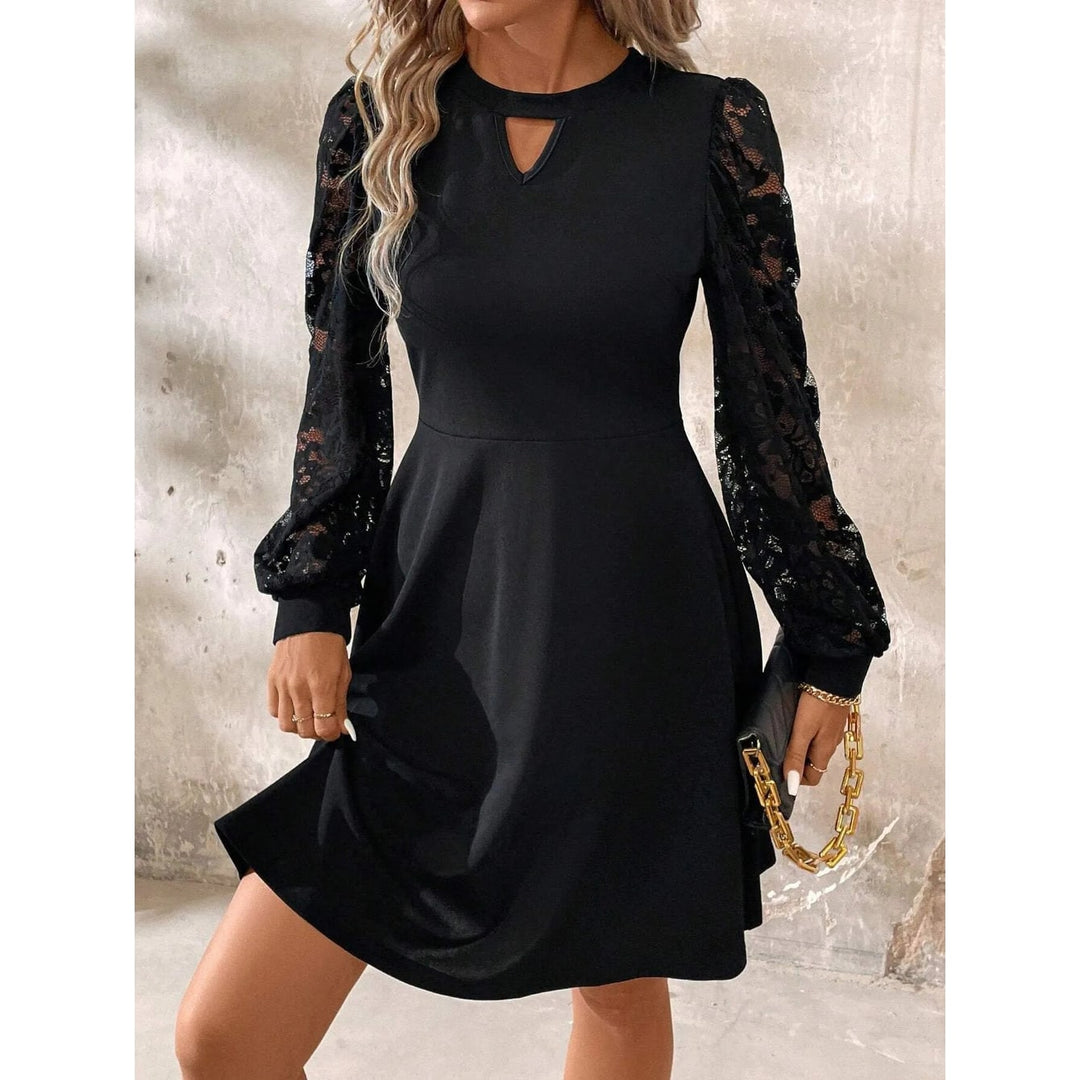 Miniabito nero chic da donna con maniche trasparenti e scollo a goccia. Ideale per serate e eventi eleganti in autunno.