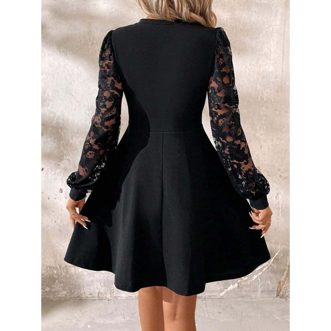 Abito da sera nero donna, mini, con maniche lunghe velate e scollo a goccia. Perfetto per un look elegante e di tendenza.