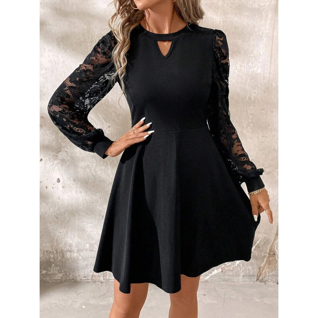 Abito nero corto donna elegante, scollo a goccia e maniche velate. Ideale come vestito da festa per autunno/inverno.